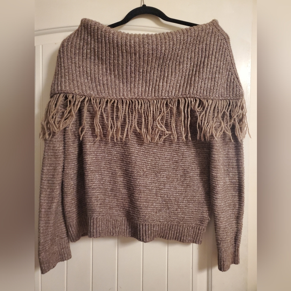 Versatile off-shoulder fringe sweater